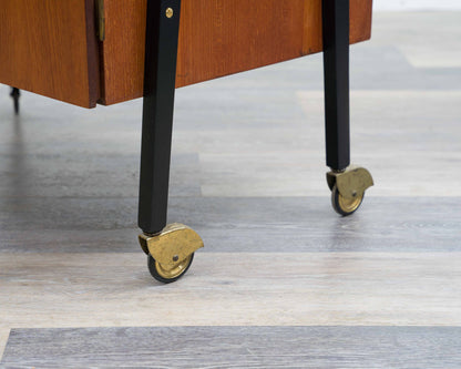 Bar-Schrank auf Rollen in Teakholz. Skandinavisches Design.