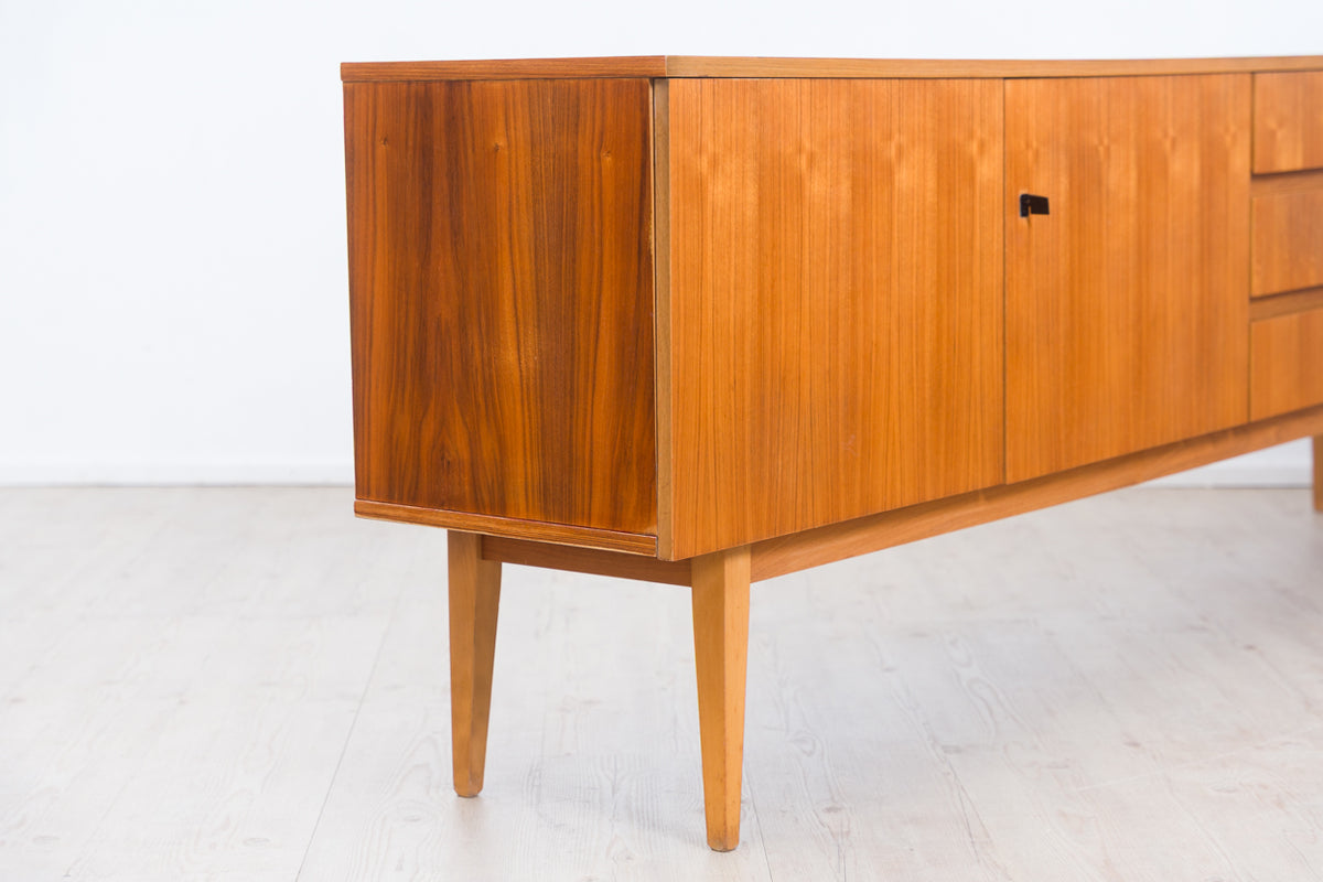 Grand buffet en noyer des années 60, fabricant Royal Sweden