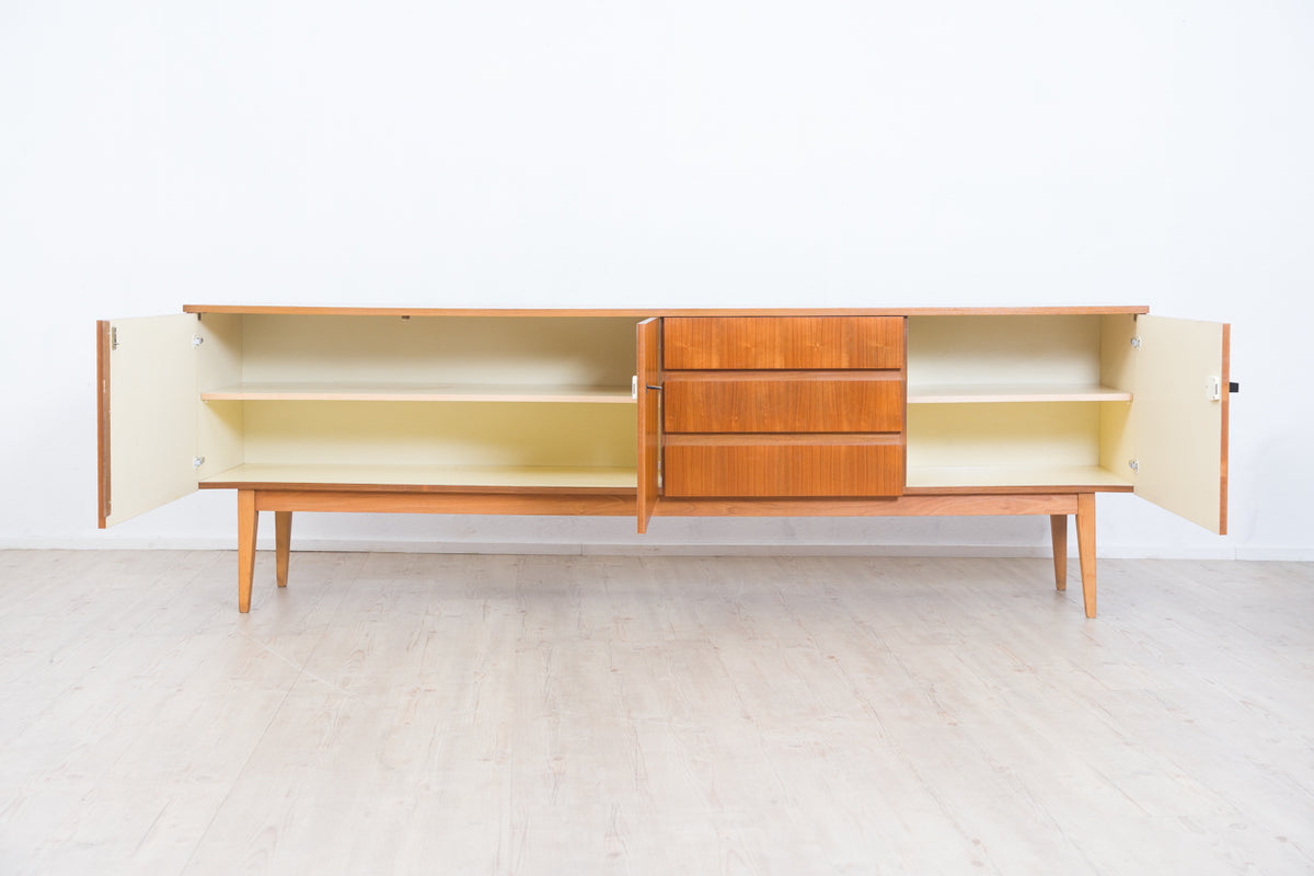 Grand buffet en noyer des années 60, fabricant Royal Sweden