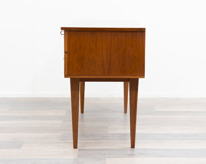 Sideboard/chest of drawers from the 1950s in walnut. Excellent original condition.