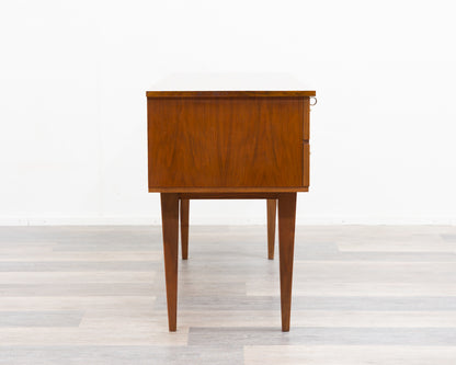 Sideboard/chest of drawers from the 1950s in walnut. Excellent original condition.