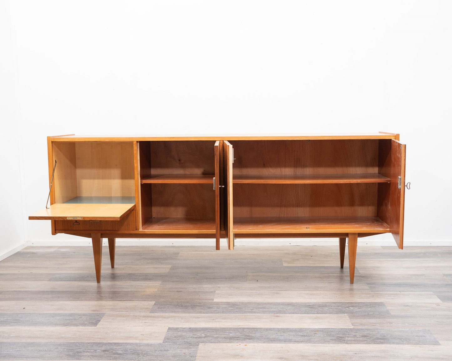 Buffet des années 1960 en noyer, avec compartiment bar