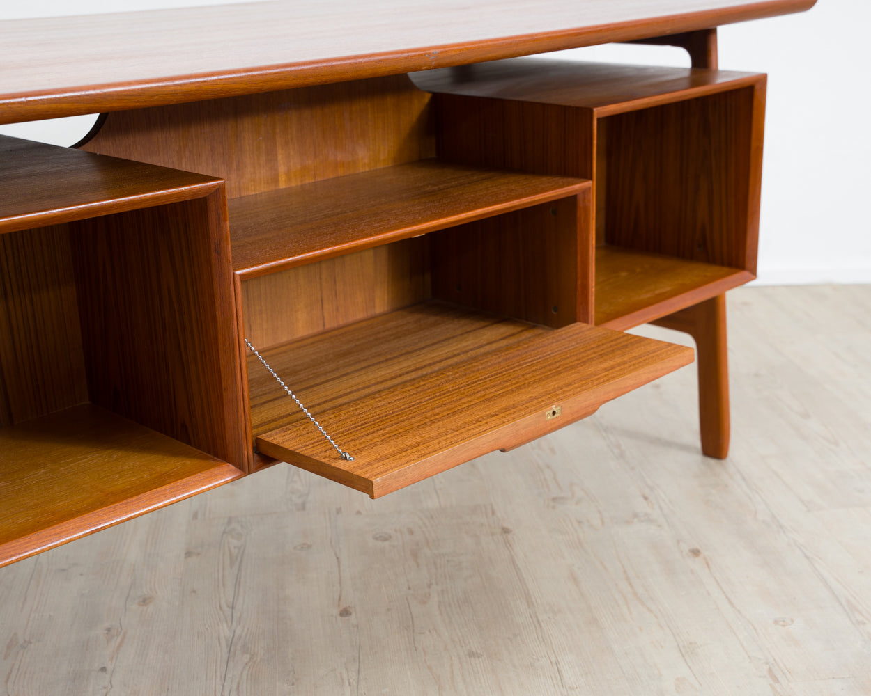 Dänischer Schreibtisch iun Teakholz von omann jun, Modell 75