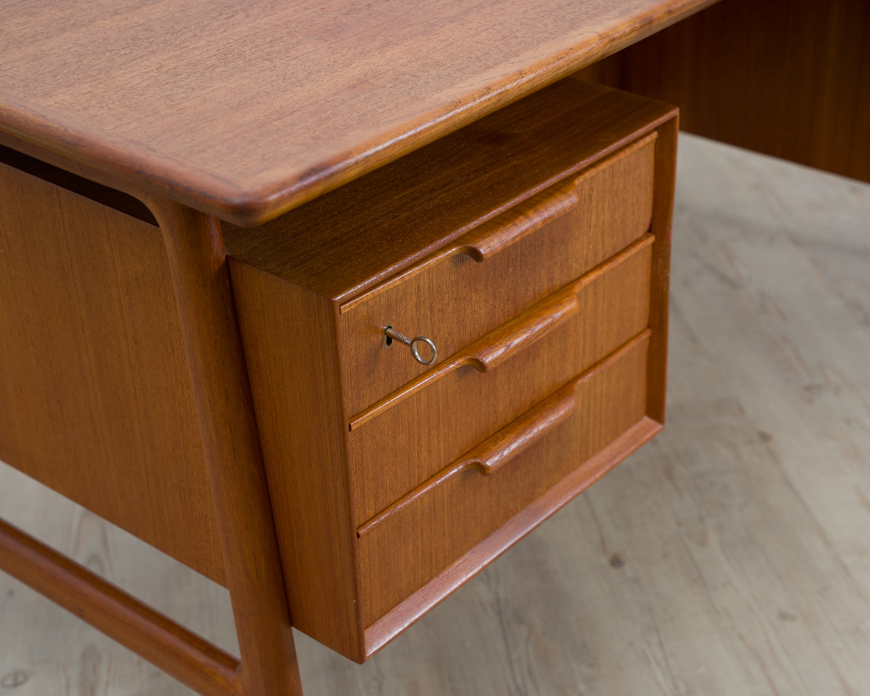 Dänischer Schreibtisch iun Teakholz von omann jun, Modell 75