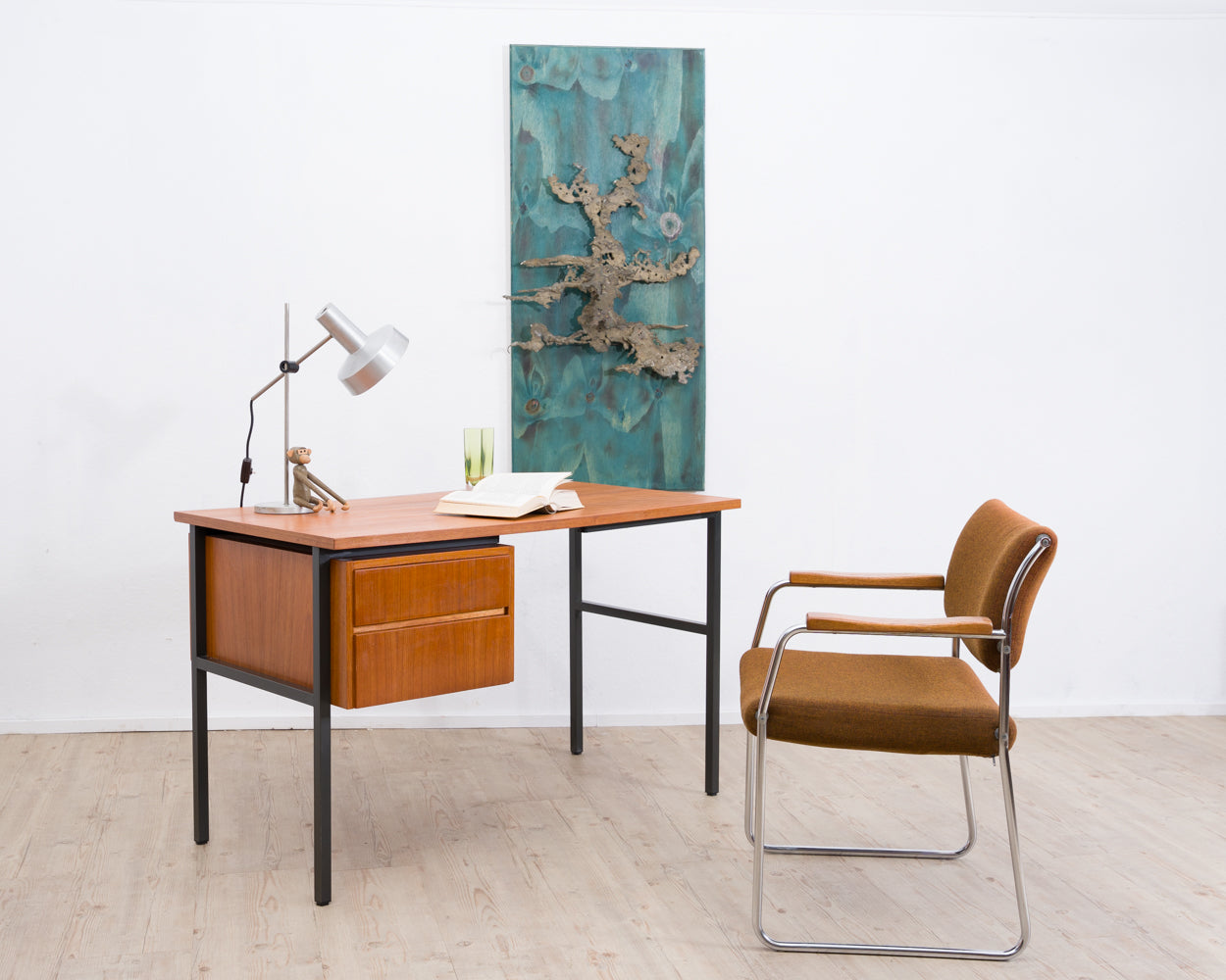 Bureau Mid-Century des années 60, au design épuré. Teck