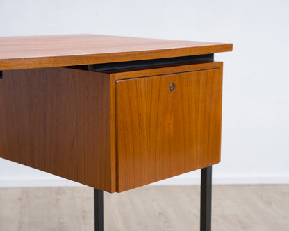 Bureau Mid-Century des années 60, au design épuré. Teck