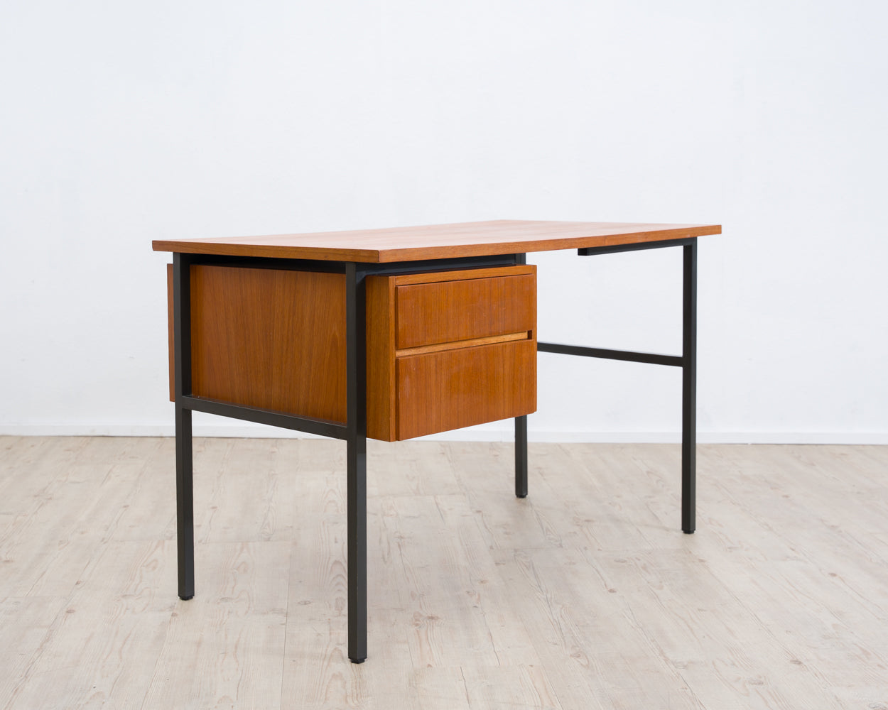 Bureau Mid-Century des années 60, au design épuré. Teck