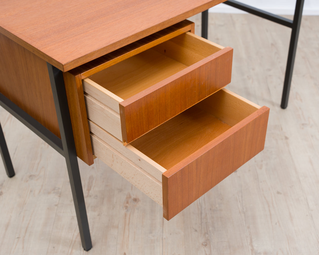 Bureau Mid-Century des années 60, au design épuré. Teck
