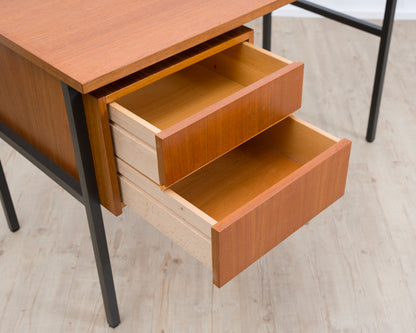 Bureau Mid-Century des années 60, au design épuré. Teck