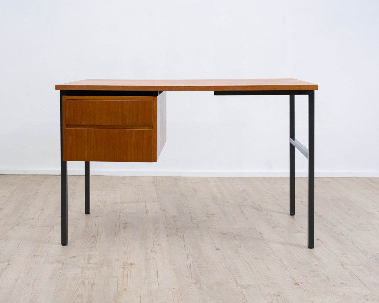 Bureau Mid-Century des années 60, au design épuré. Teck