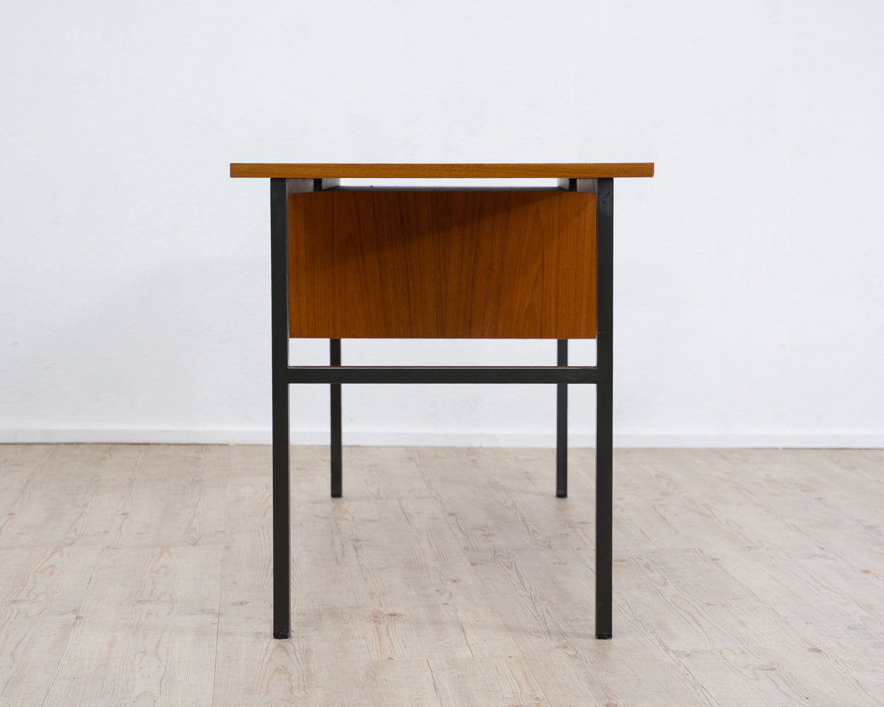 Bureau Mid-Century des années 60, au design épuré. Teck