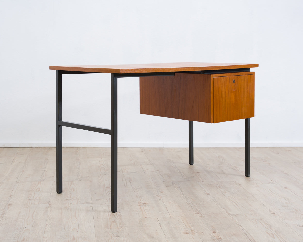 Bureau Mid-Century des années 60, au design épuré. Teck