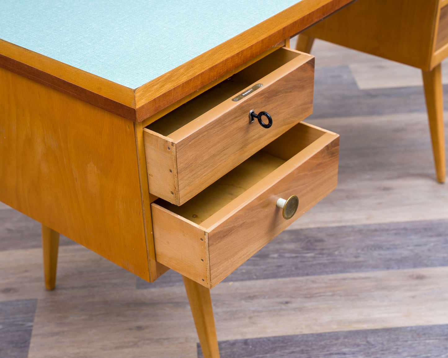 50er-Jahre-Schreibtisch/Desk, Buche/Resopal. Hersteller: Ekawerk