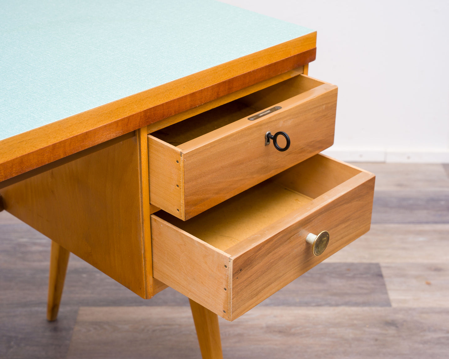 50er-Jahre-Schreibtisch/Desk, Buche/Resopal. Hersteller: Ekawerk