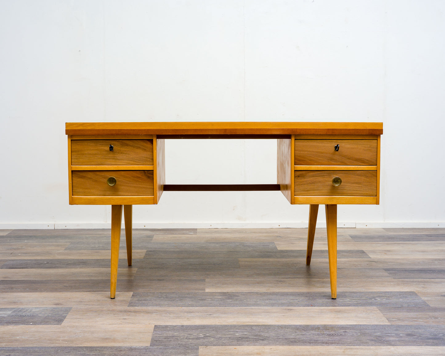 50er-Jahre-Schreibtisch/Desk, Buche/Resopal. Hersteller: Ekawerk