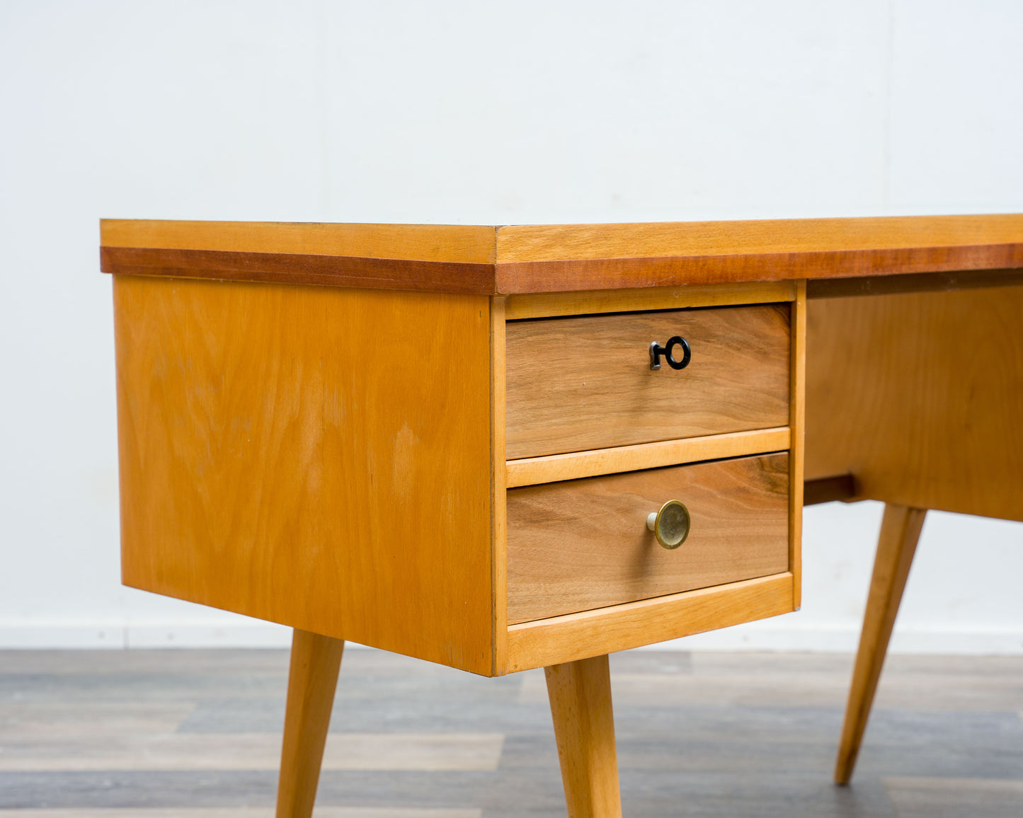 50er-Jahre-Schreibtisch/Desk, Buche/Resopal. Hersteller: Ekawerk