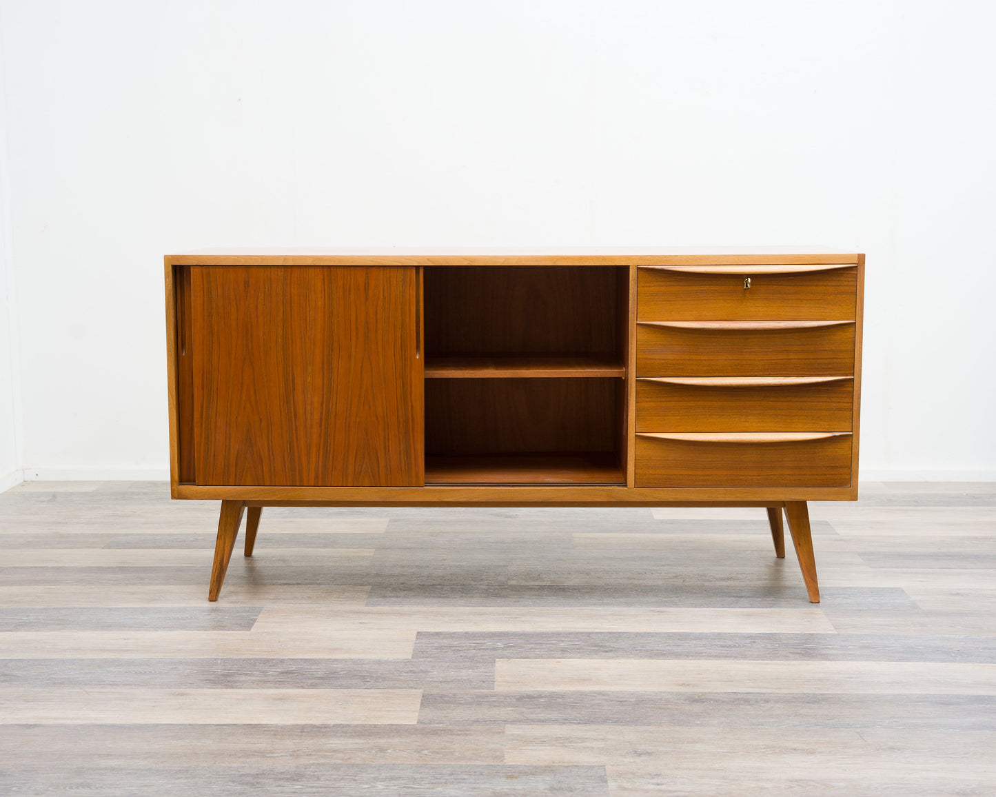 Sideboard 50er Jahre in Nussbaum, komplett restauriert