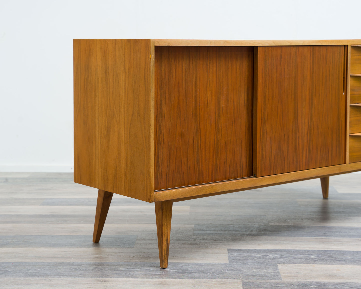 Sideboard 50er Jahre in Nussbaum, komplett restauriert