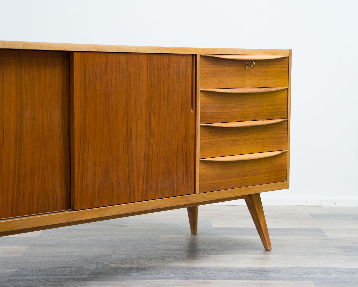 Sideboard 50er Jahre in Nussbaum, komplett restauriert