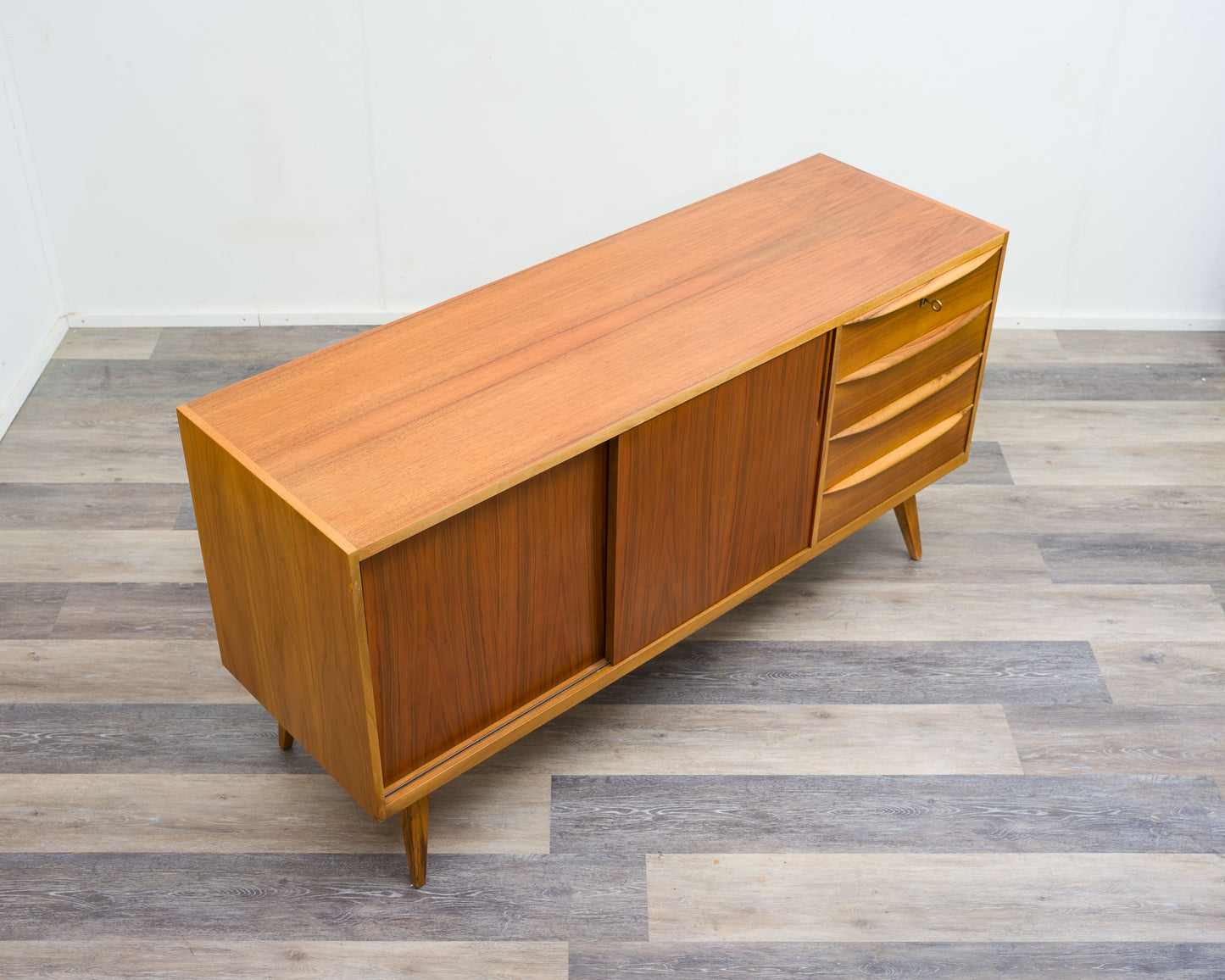 Sideboard 50er Jahre in Nussbaum, komplett restauriert