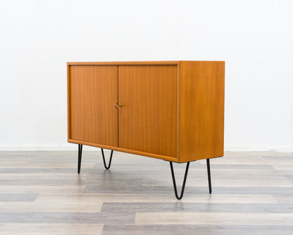 60er Jahre,Zweitürige Kommode/Sideboard mit Hairpinlegs. Restauriert.