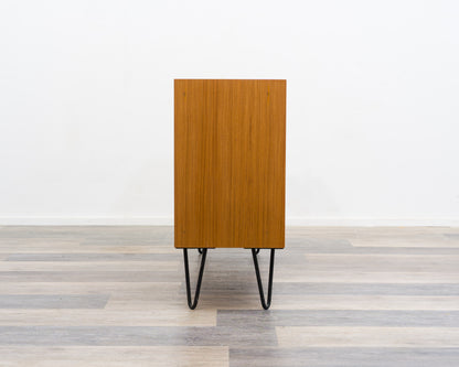 60er Jahre,Zweitürige Kommode/Sideboard mit Hairpinlegs. Restauriert.