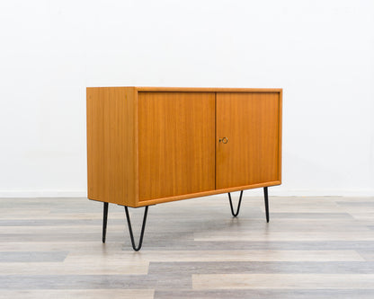 60er Jahre,Zweitürige Kommode/Sideboard mit Hairpinlegs. Restauriert.