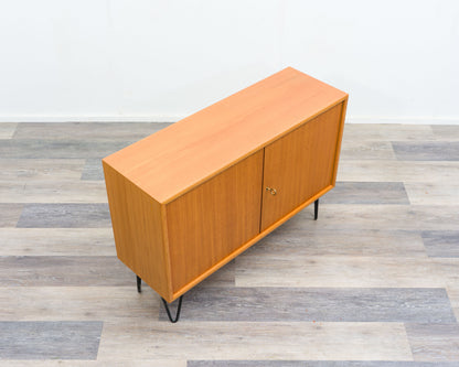 60er Jahre,Zweitürige Kommode/Sideboard mit Hairpinlegs. Restauriert.
