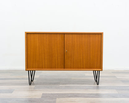 60er Jahre,Zweitürige Kommode/Sideboard mit Hairpinlegs. Restauriert.