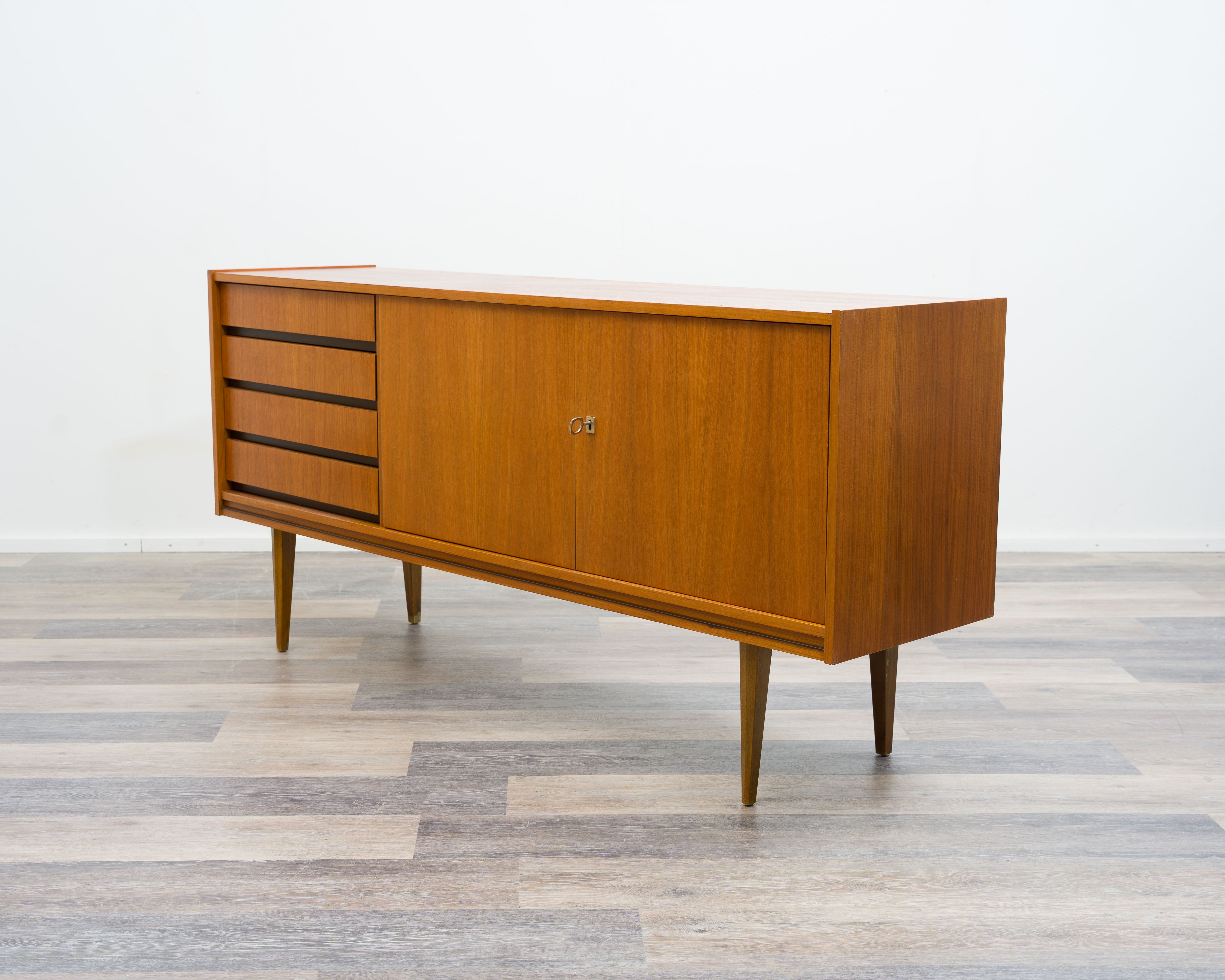 60er Jahre Sideboard, im klassischen skandinavischen Stil