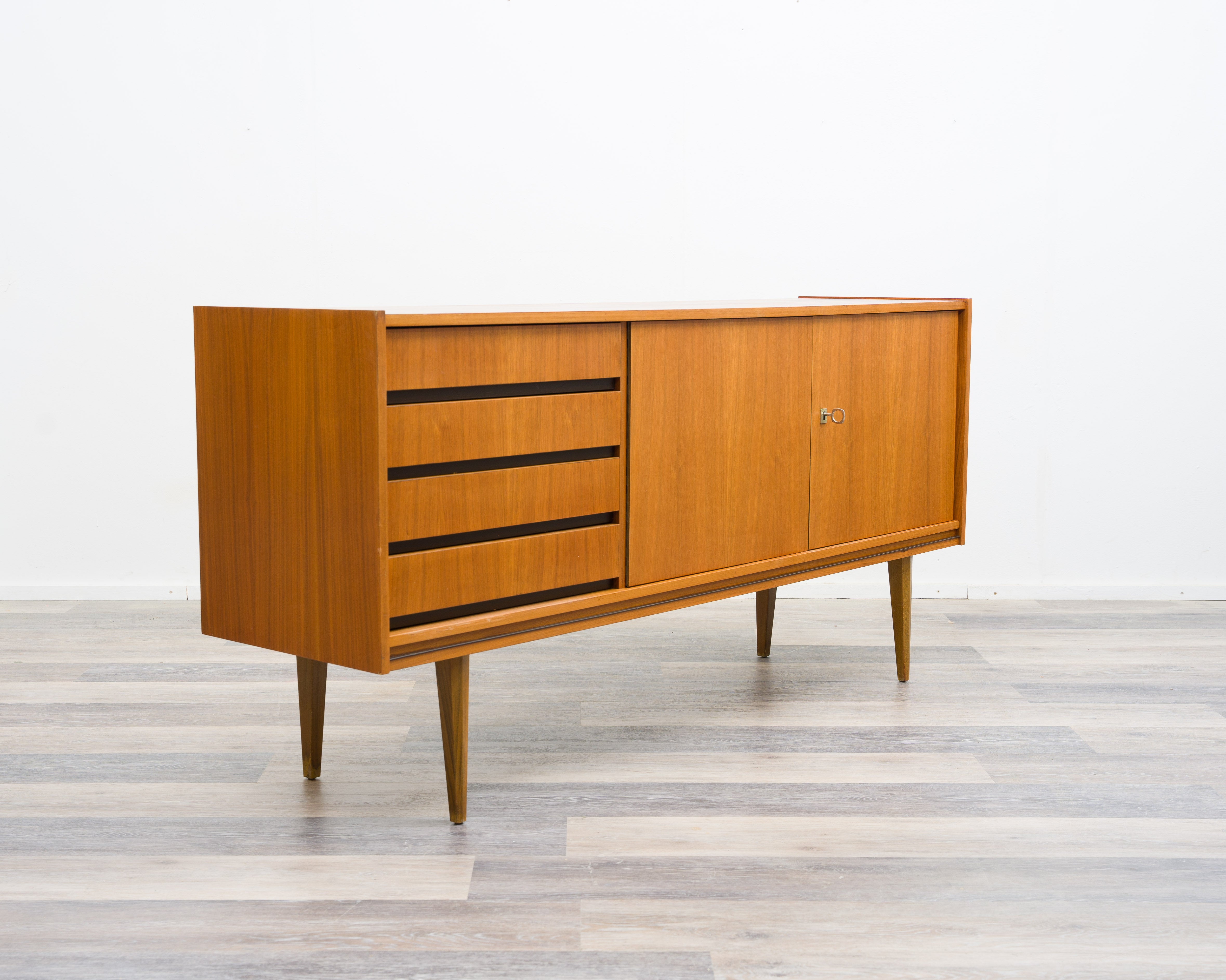 60er Jahre Sideboard, im klassischen skandinavischen Stil