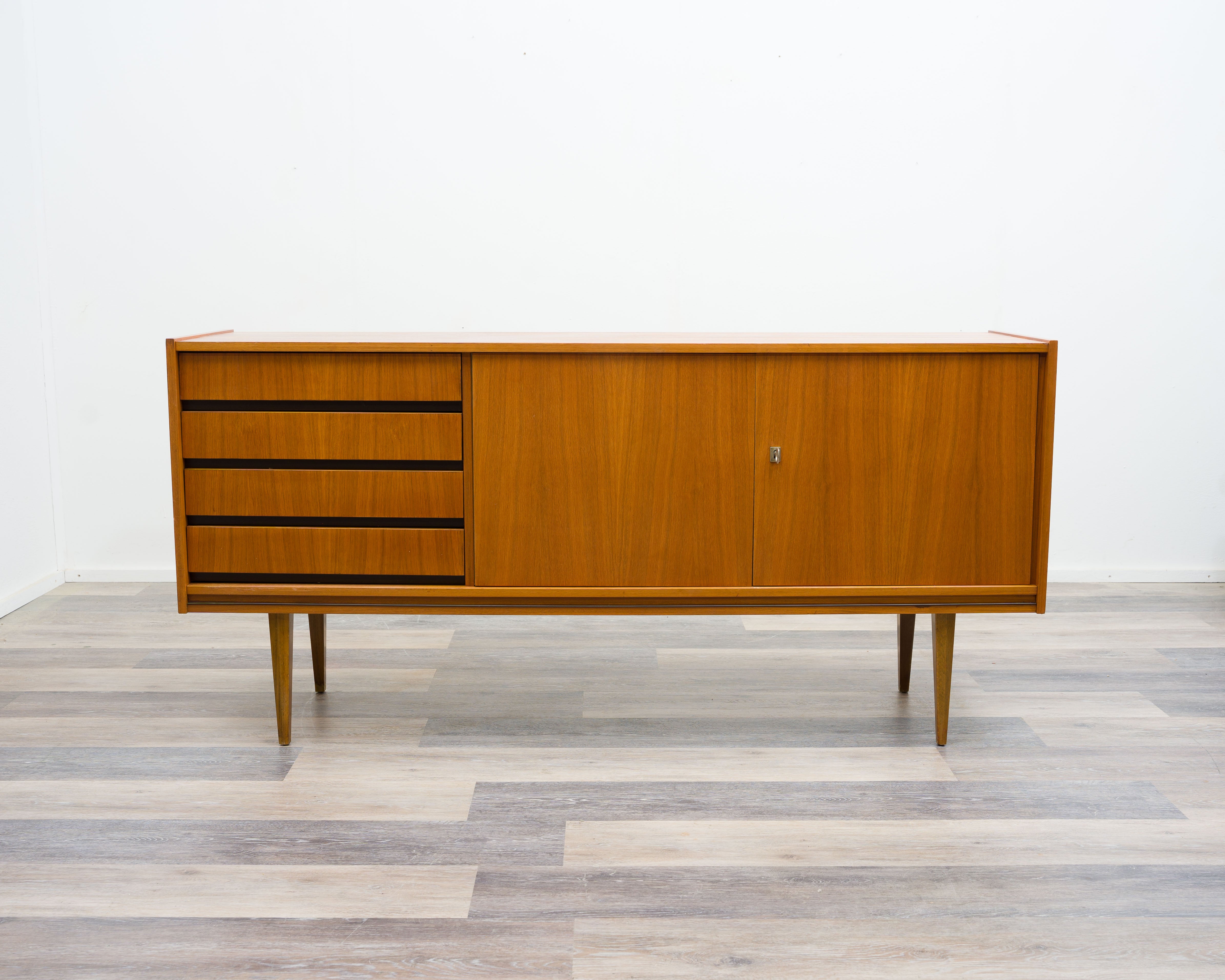 60er Jahre Sideboard, im klassischen skandinavischen Stil