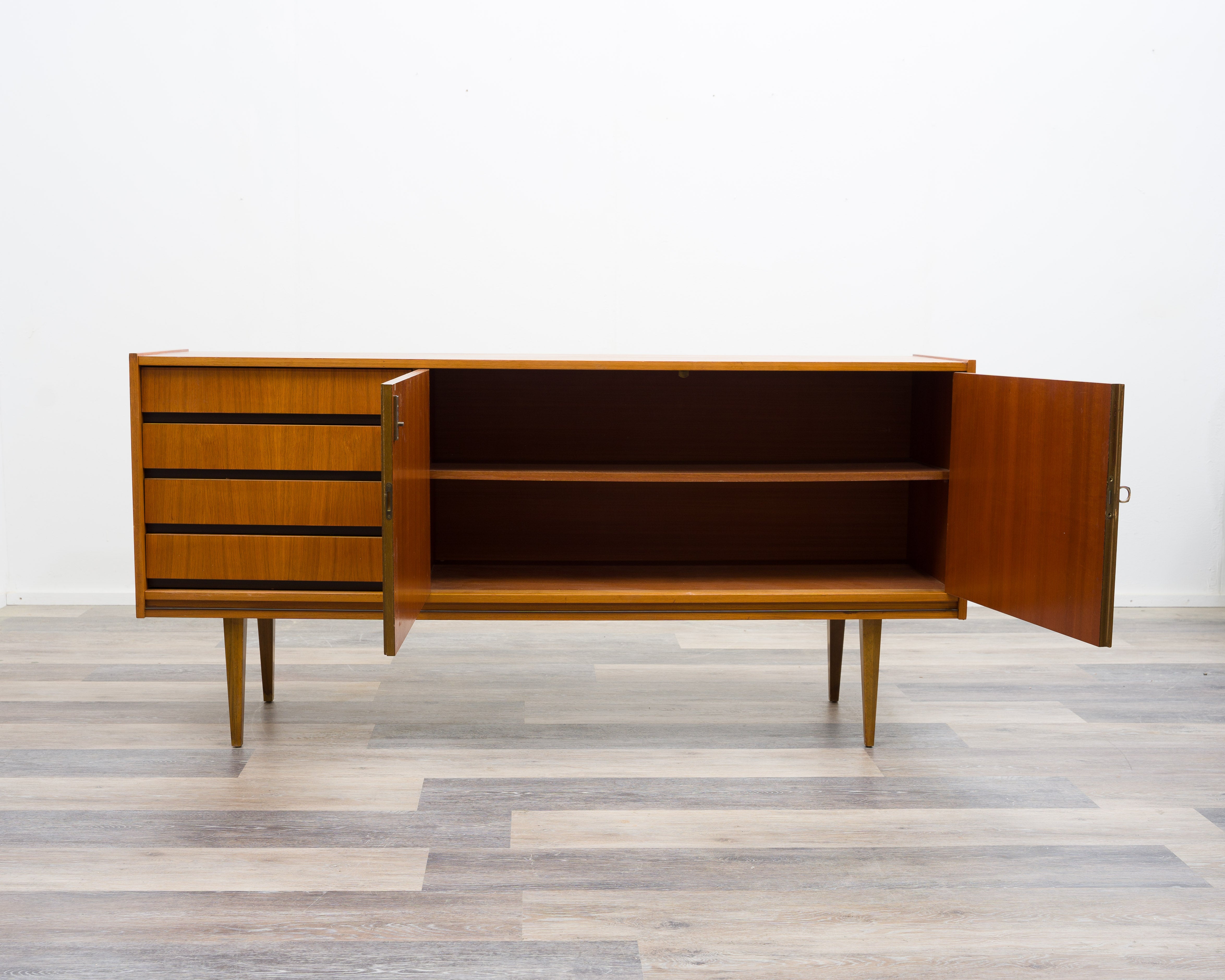 60er Jahre Sideboard, im klassischen skandinavischen Stil