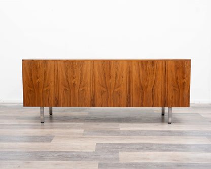 Buffet des années 1970 avec portes coulissantes