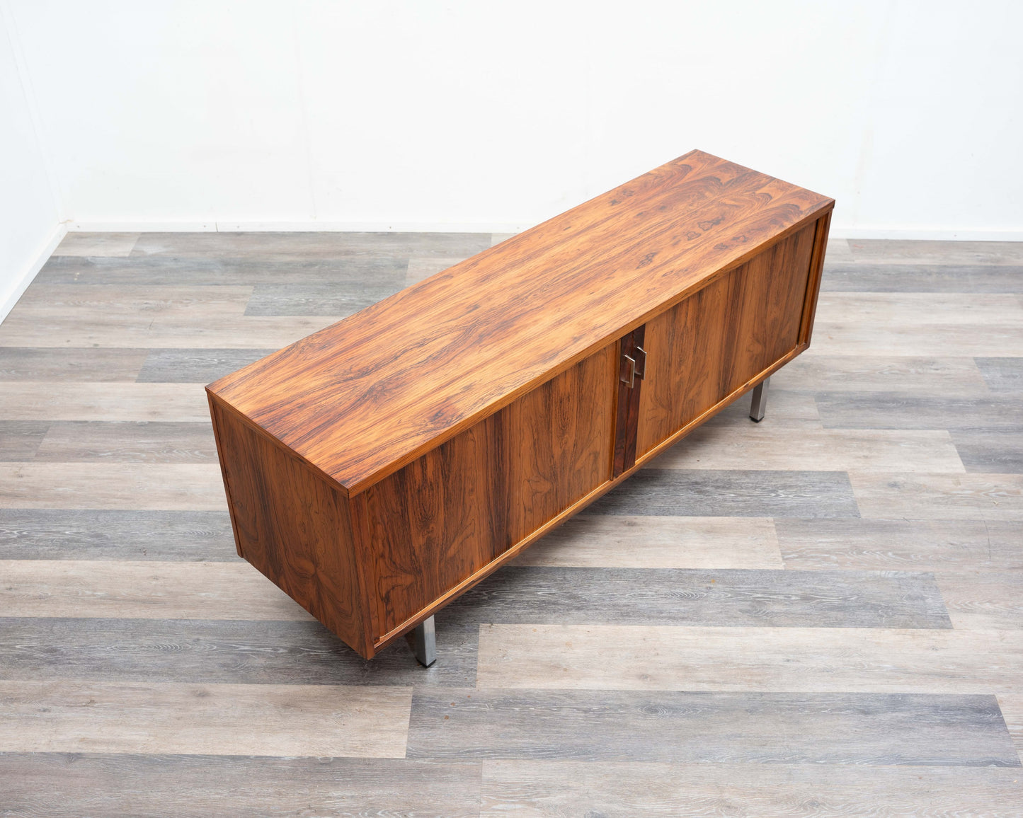 Buffet des années 1970 avec portes coulissantes