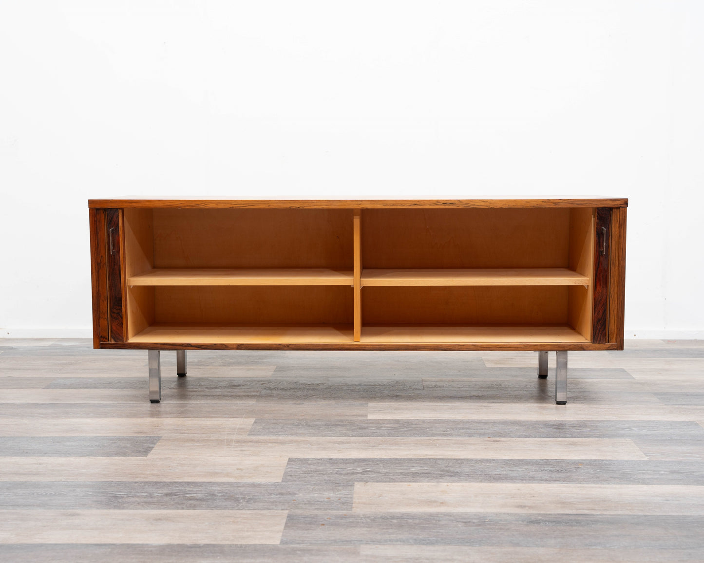 Buffet des années 1970 avec portes coulissantes