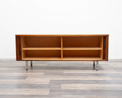 Buffet des années 1970 avec portes coulissantes