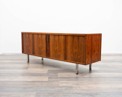 Buffet des années 1970 avec portes coulissantes