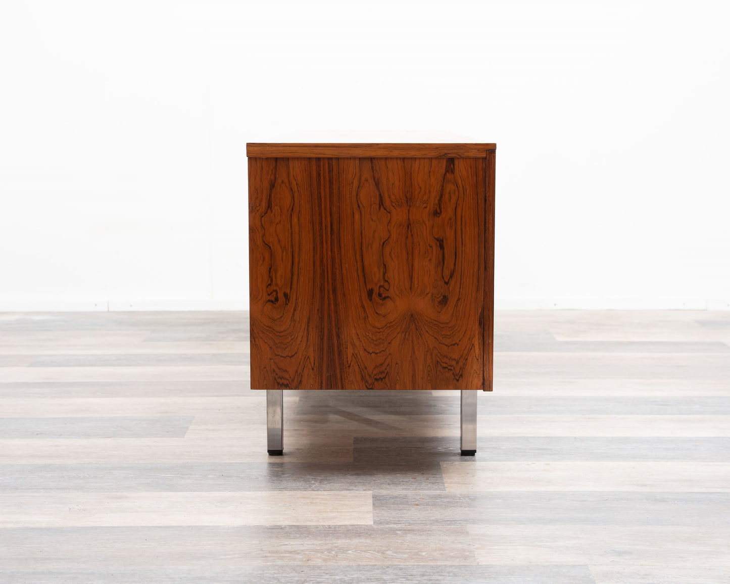 Buffet des années 1970 avec portes coulissantes