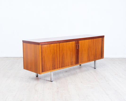 Buffet des années 1970 avec portes coulissantes