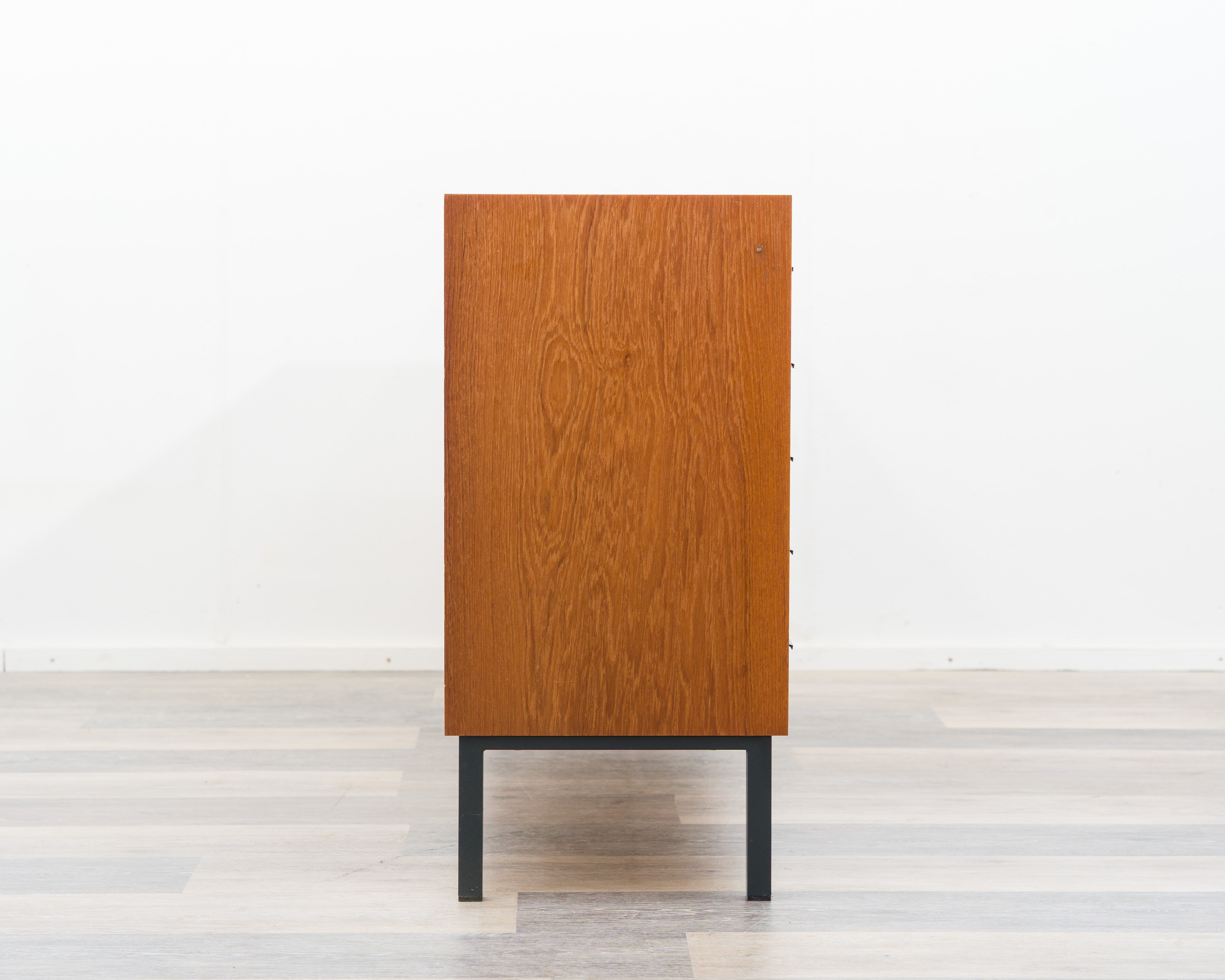 Teak Sideboard aus den 60er Jahren mit geriffelten Schubladen.