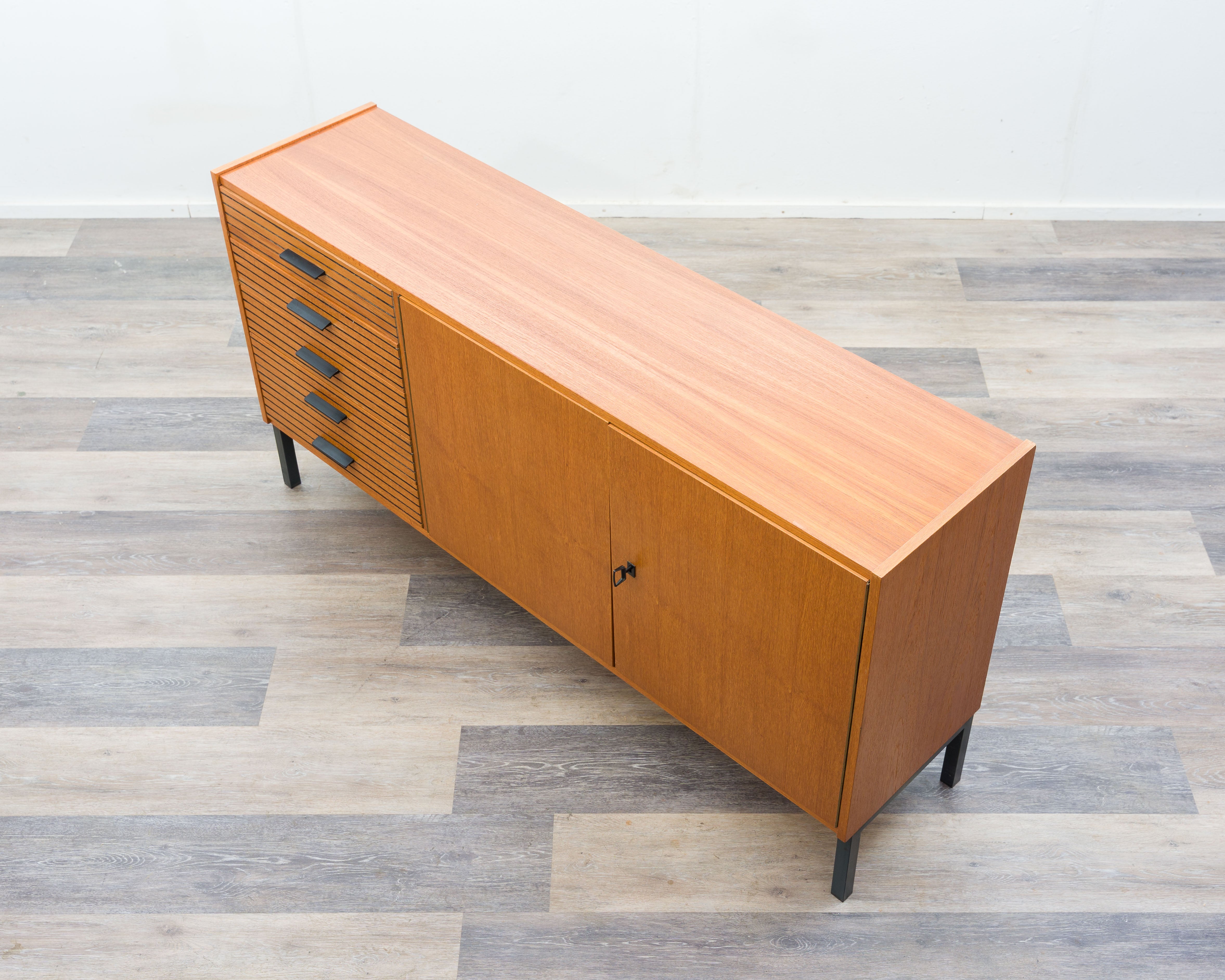Teak Sideboard aus den 60er Jahren mit geriffelten Schubladen.