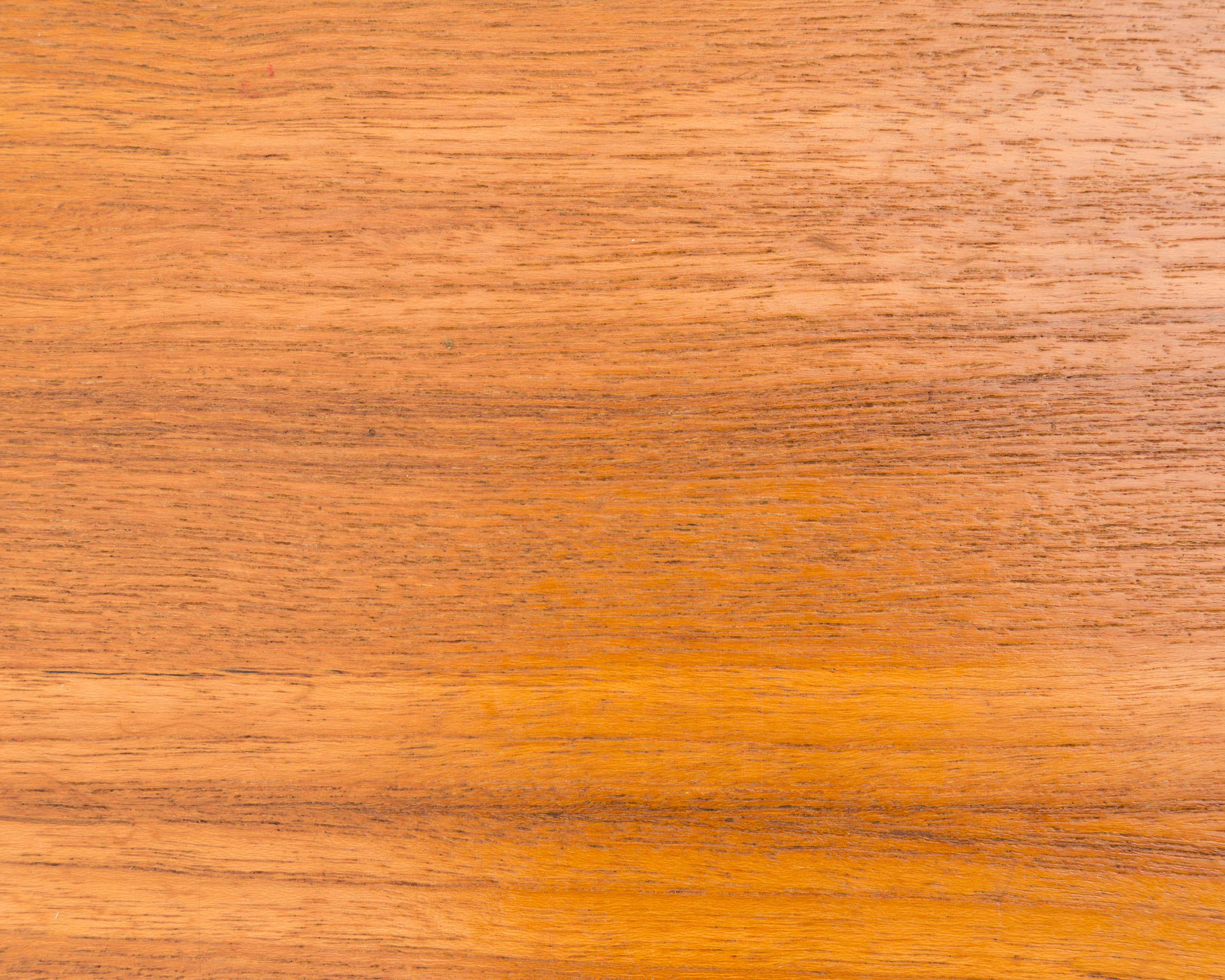 Teak Sideboard aus den 60er Jahren mit geriffelten Schubladen.