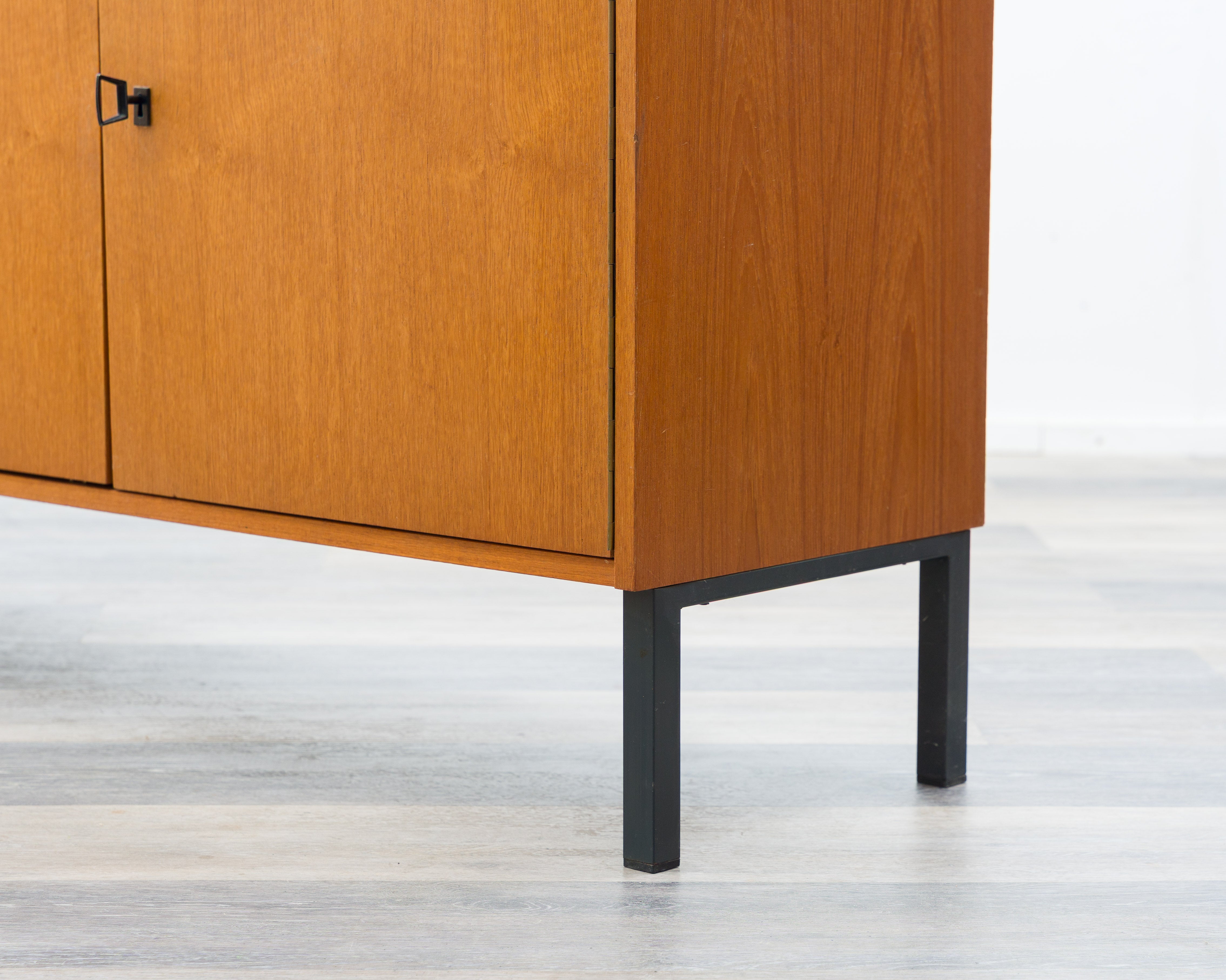 Teak Sideboard aus den 60er Jahren mit geriffelten Schubladen.