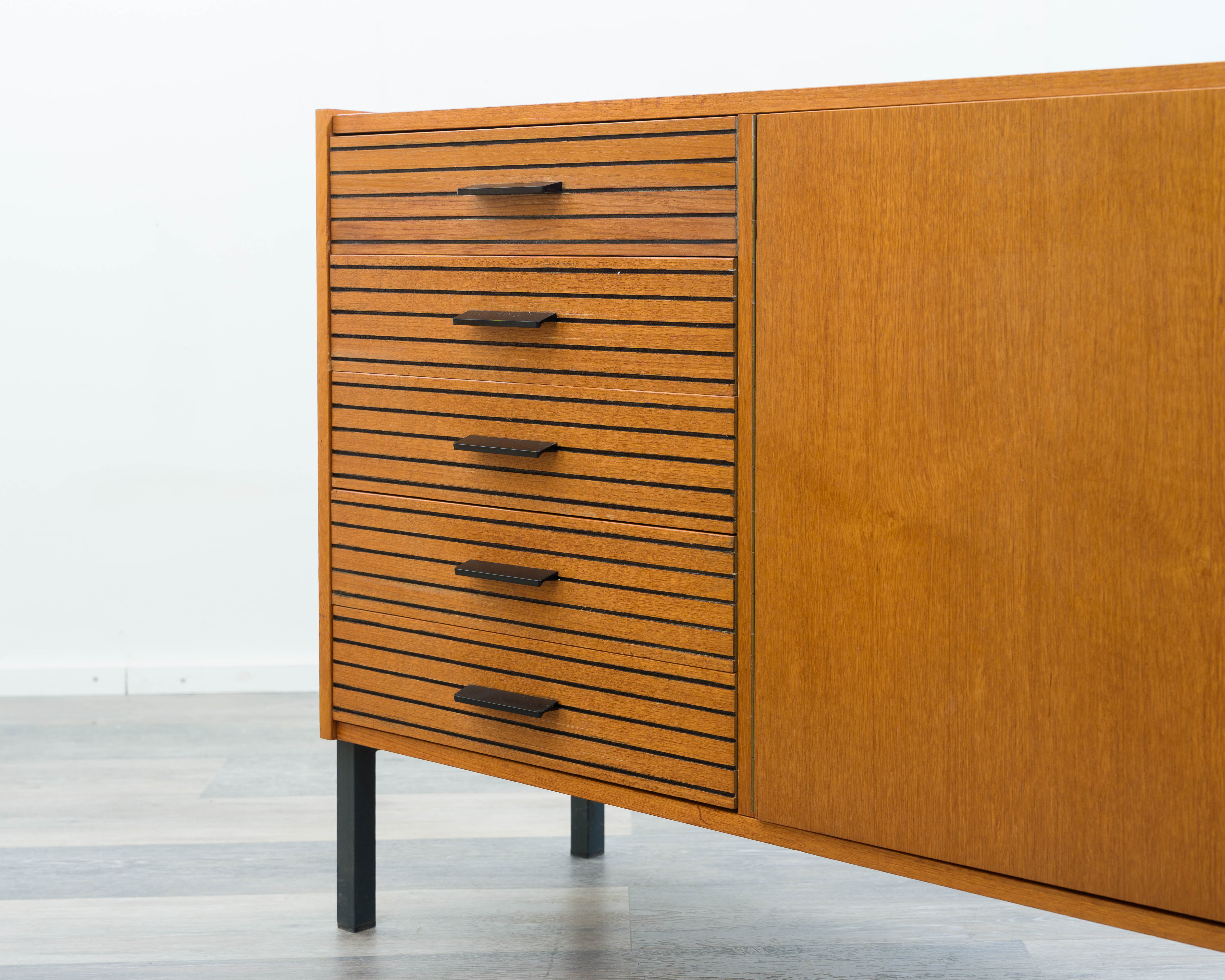 Teak Sideboard aus den 60er Jahren mit geriffelten Schubladen.