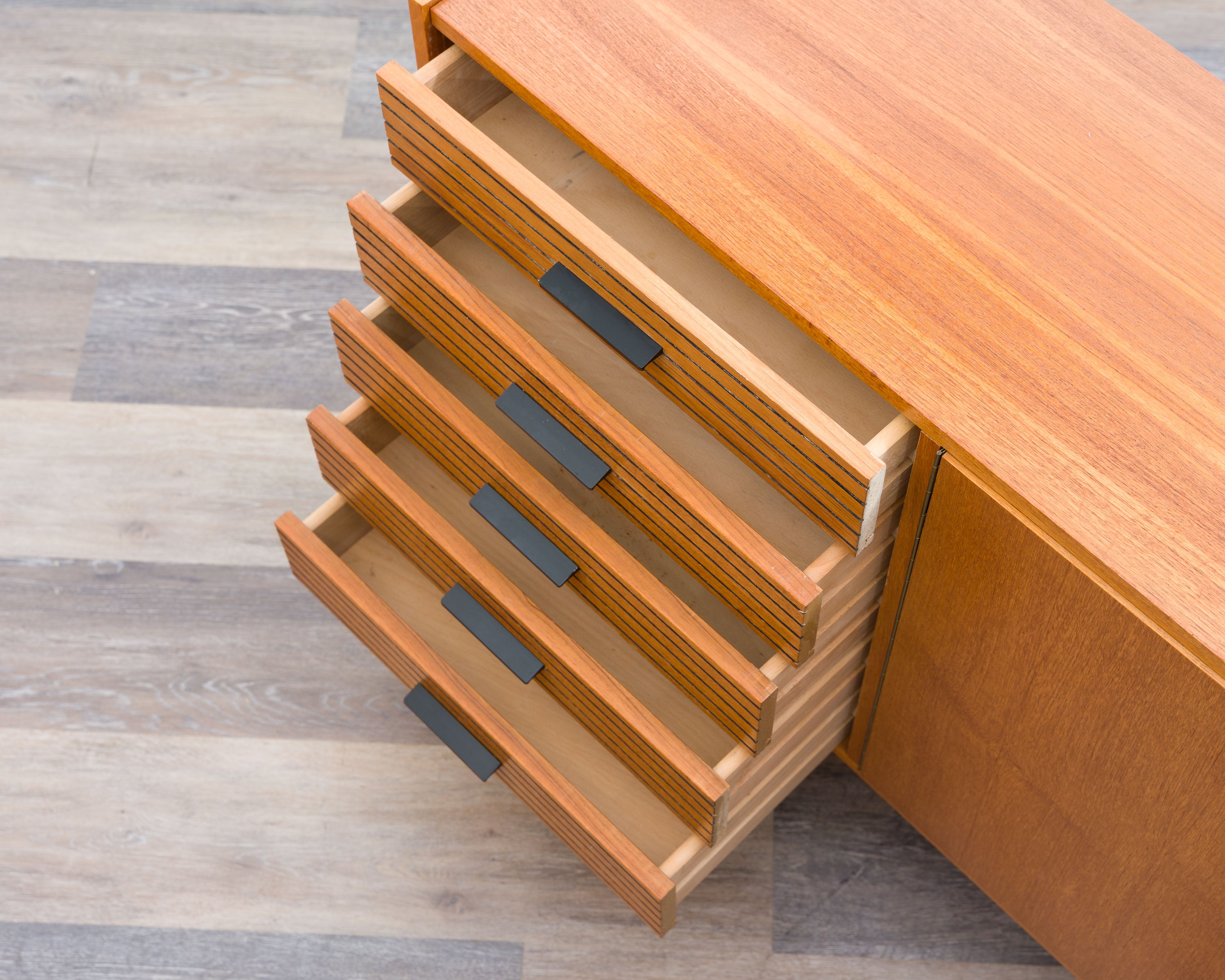 Teak Sideboard aus den 60er Jahren mit geriffelten Schubladen.