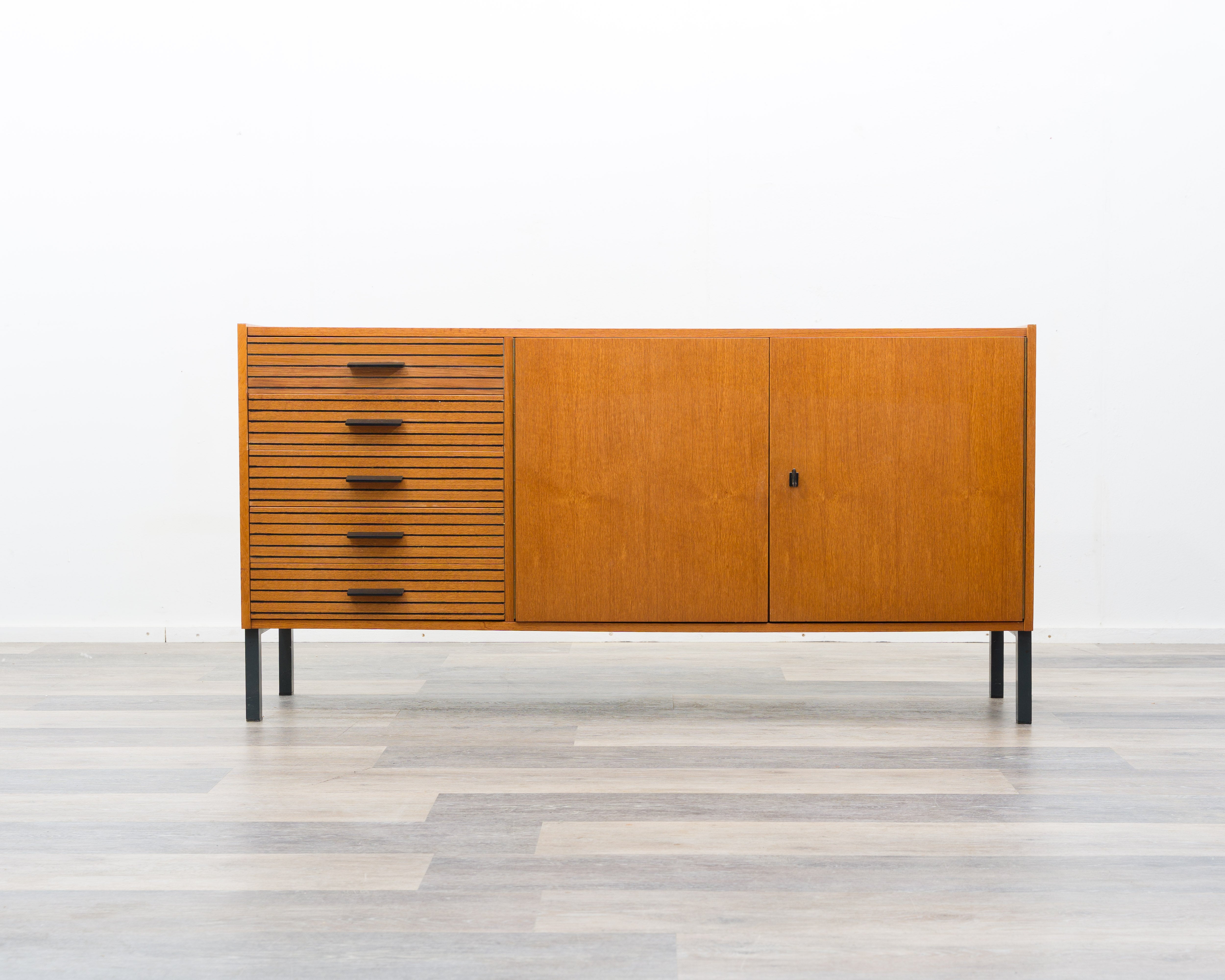 Teak Sideboard aus den 60er Jahren mit geriffelten Schubladen.