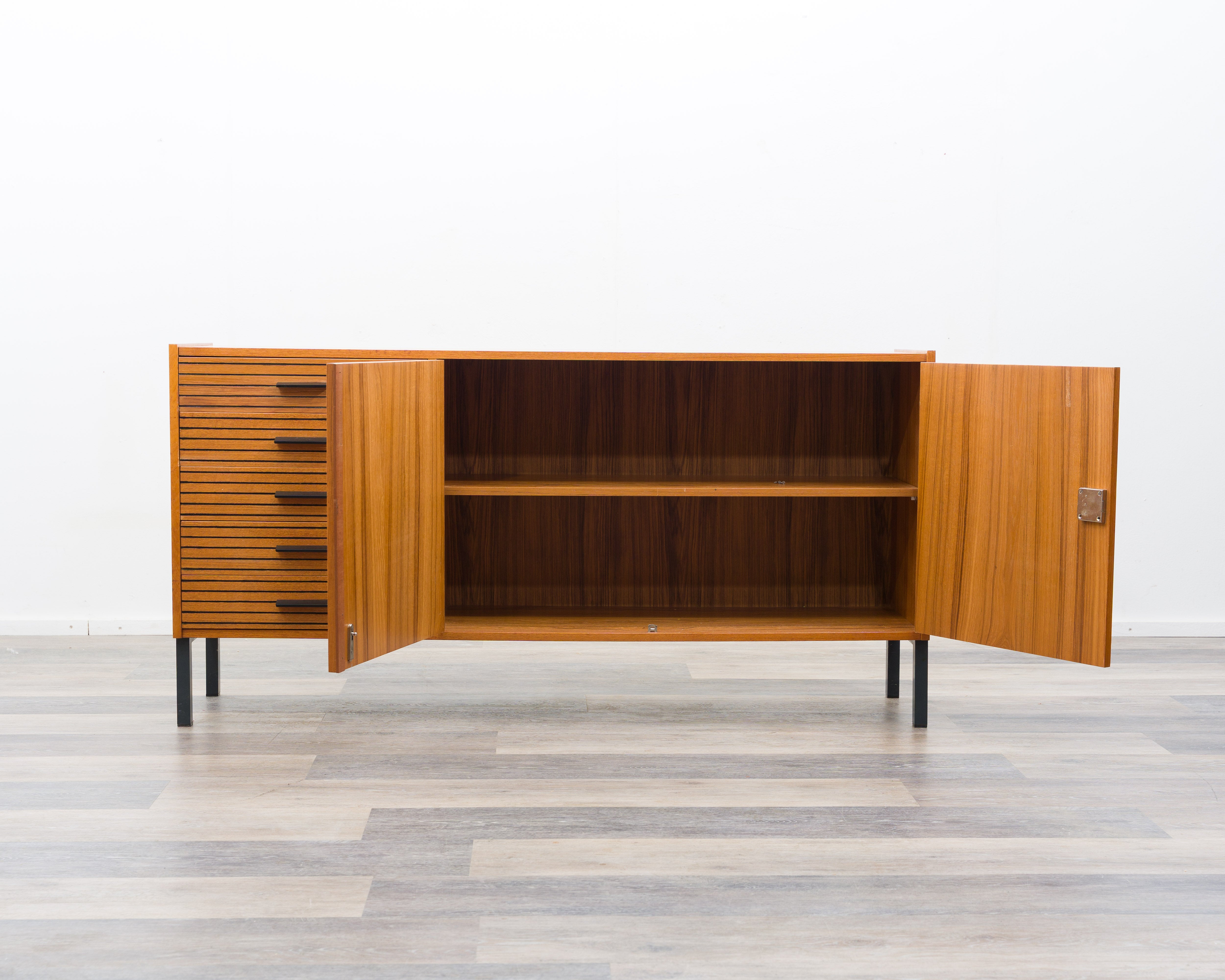 Teak Sideboard aus den 60er Jahren mit geriffelten Schubladen.