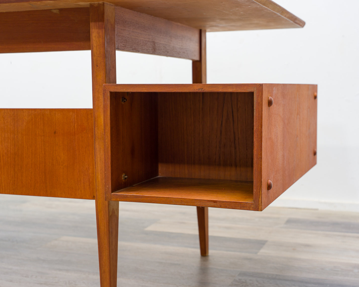 Filigraner Schreibtisch im dänischen Stil, 60er Jahre, Teak