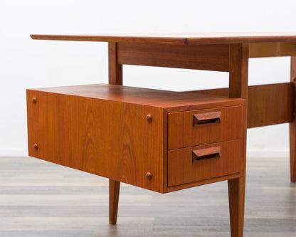 Filigraner Schreibtisch im dänischen Stil, 60er Jahre, Teak